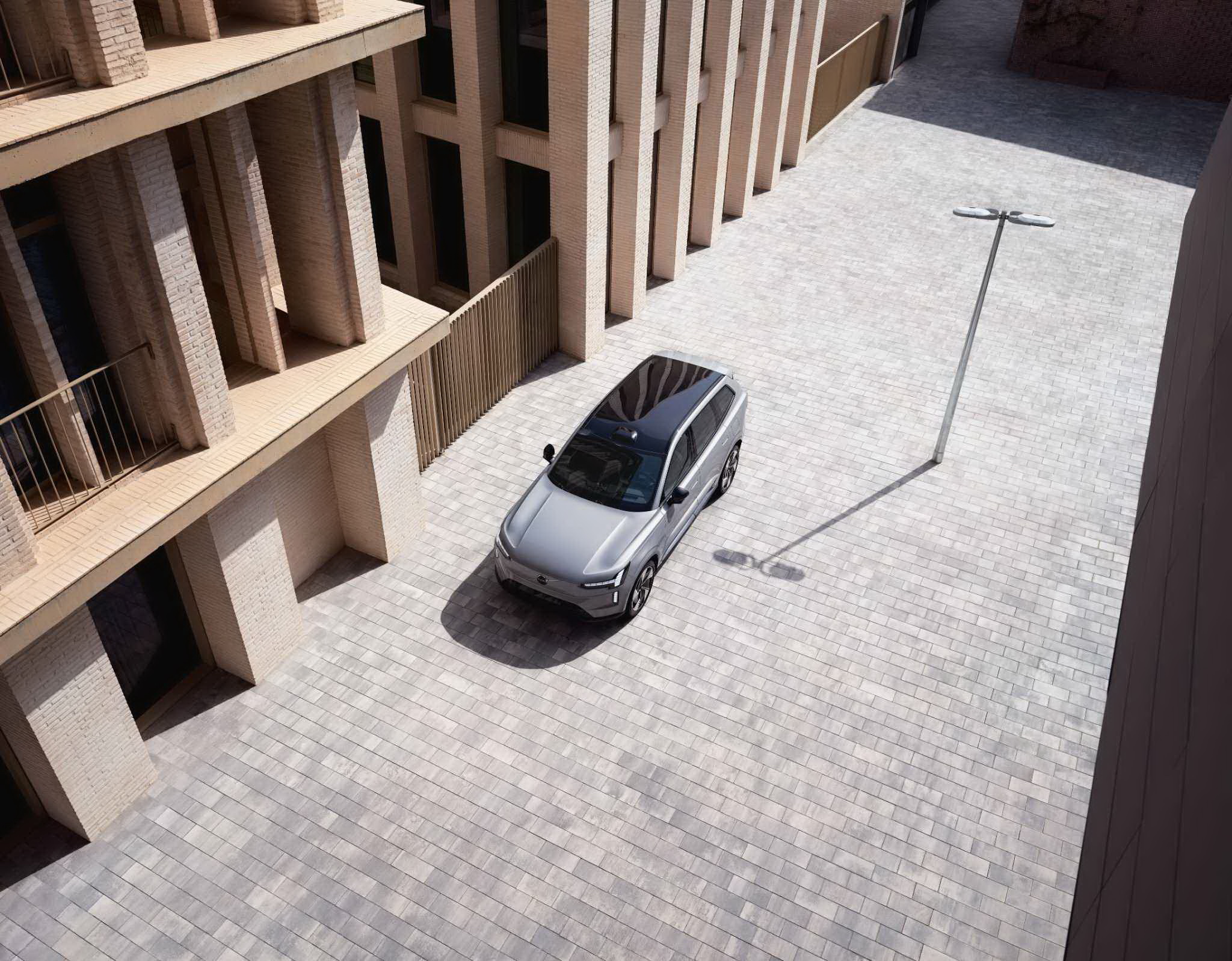 Volvo EX90 оновлюється: нові функції безпеки незабаром